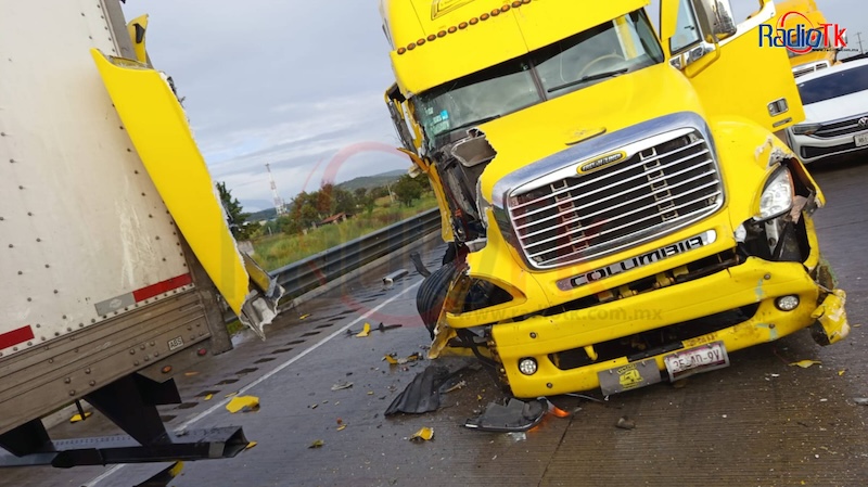 Dos tractocamiones y un autobús involucrados en accidente en la Puebla – Orizaba