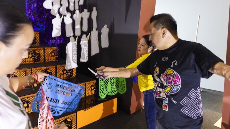 El artista plástico, Pepe Villegas presenta altar de Día de Muertos en Suiza