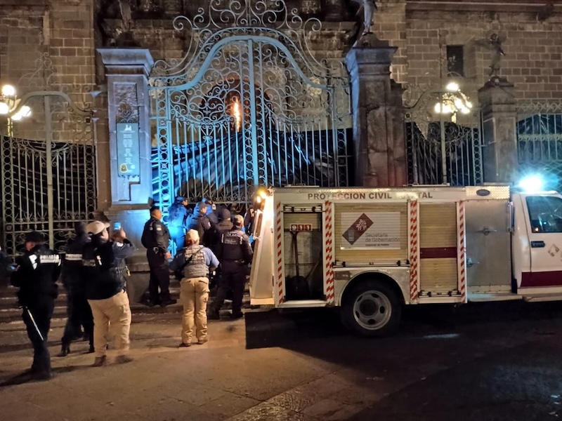 Vandalizan la puerta principal de la Catedral de Puebla