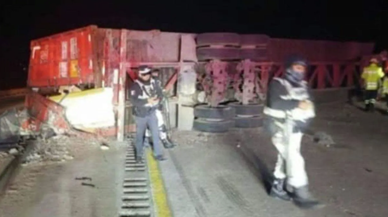 Volcadura de tractocamión genera cierre parcial de la autopista en Acatzingo