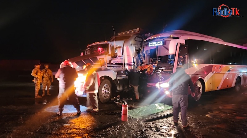 Aparatoso accidente entre un Autobús AU y un tractocamión sobre la Puebla – Tehuacán