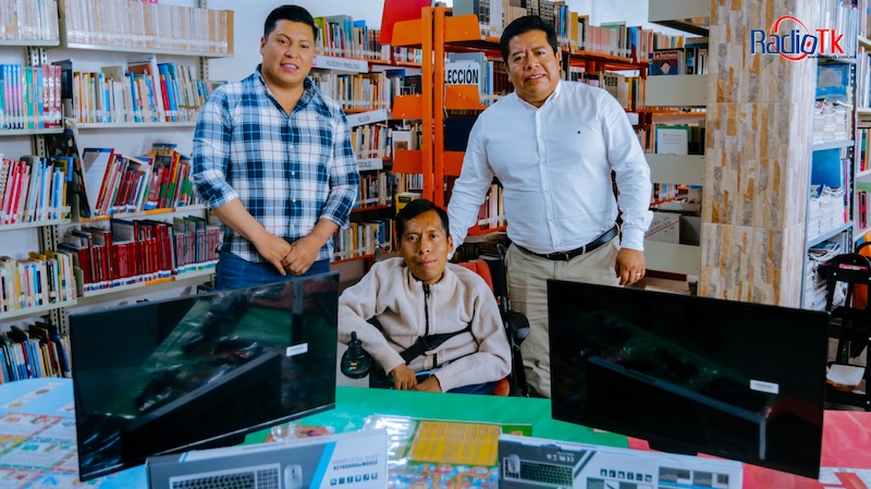 Mateo Hernández entrega equipo de computo a la Biblioteca de Tlaixpan